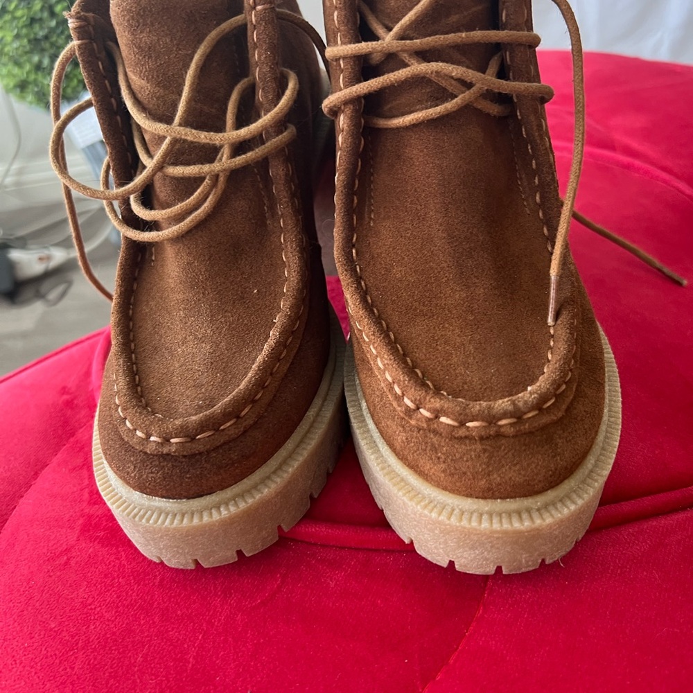 Lucky Brand Hollia women’s platform booties Vintage style in soft brown suede.